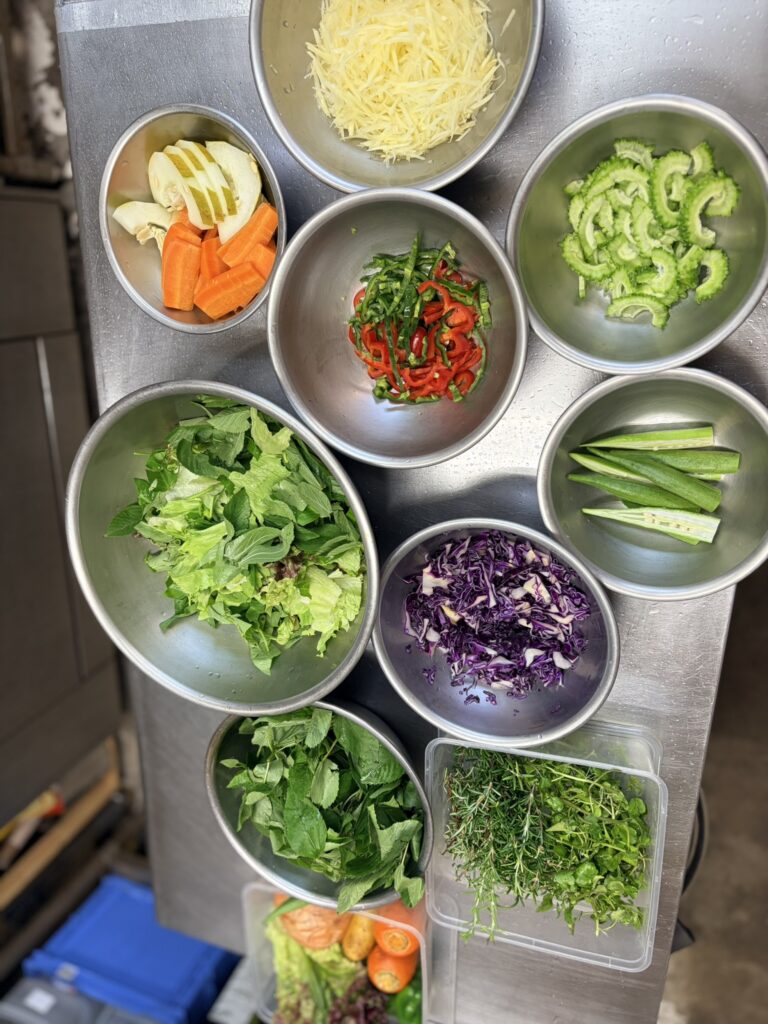 屋久島ヴィータキッチンの厨房でサラダ用の野菜を仕込んだ様子